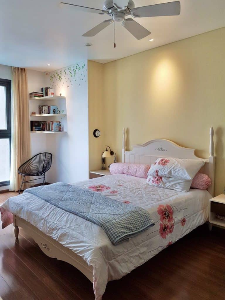 Cho thuê căn hộ 2PN Pearl Plaza đặc biệt có logia, view Vinhomes, giá tốt