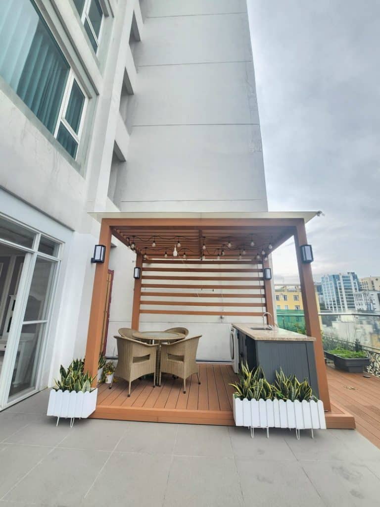 Căn hộ 2 phòng ngủ Leman Luxury Quận 3 cho thuê nhà full nội thất, có sân vườn rộng