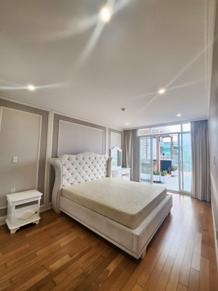 Căn hộ 2 phòng ngủ Leman Luxury Quận 3 cho thuê nhà full nội thất, có sân vườn rộng