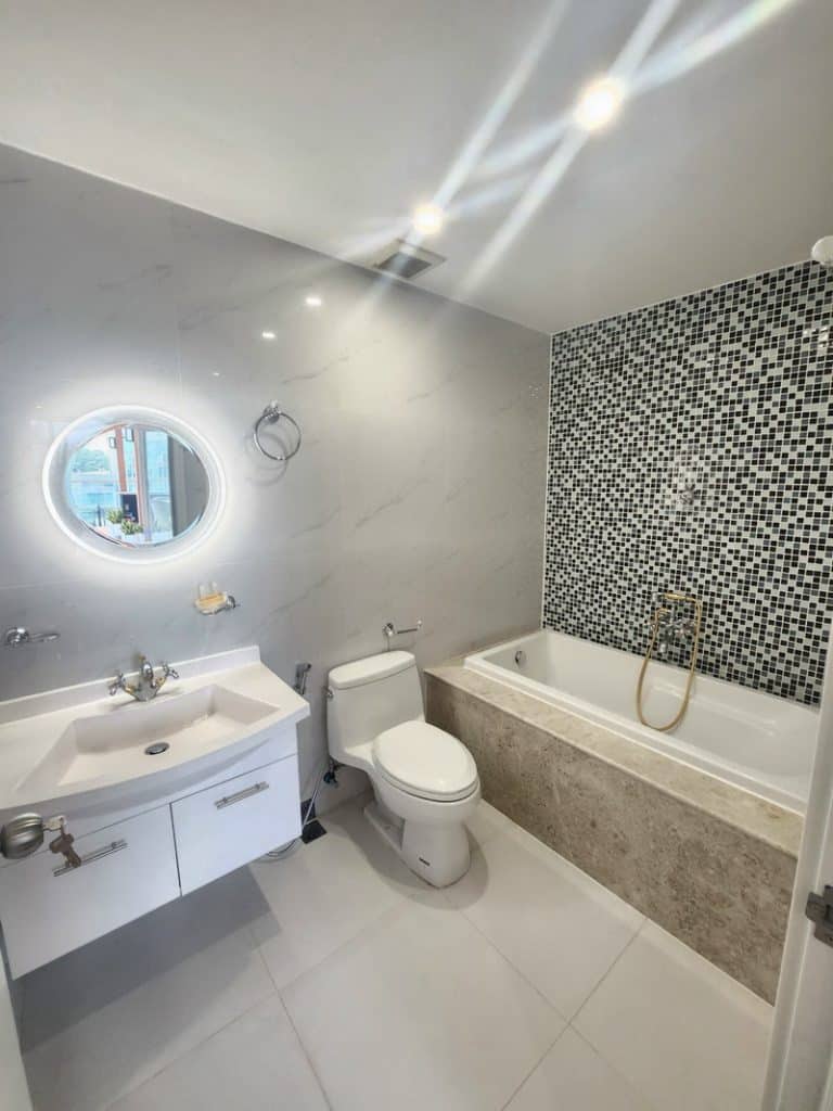 Căn hộ 2 phòng ngủ Leman Luxury Quận 3 cho thuê nhà full nội thất, có sân vườn rộng