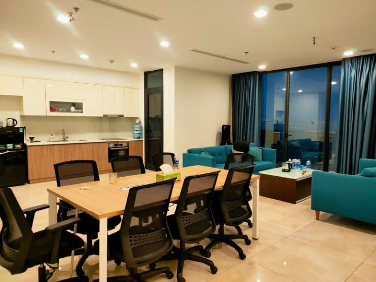 Thuê căn hộ 3 phòng ngủ Vinhomes Golden River – Giá thấp, hướng ban công đông nam