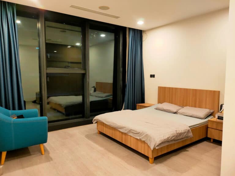 Thuê căn hộ 3 phòng ngủ Vinhomes Golden River – Giá thấp, hướng ban công đông nam