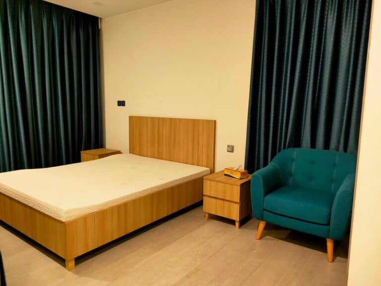 Thuê căn hộ 3 phòng ngủ Vinhomes Golden River – Giá thấp, hướng ban công đông nam