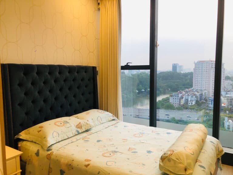 Cho thuê căn hộ 3 phòng ngủ Vinhomes Golden River – Tầng cao, full nội thất, giá tốt