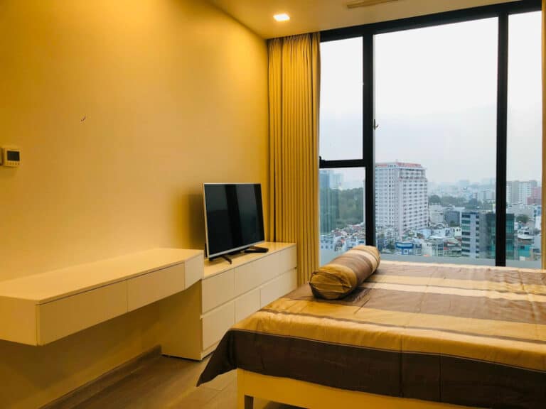 Cho thuê căn hộ 3 phòng ngủ Vinhomes Golden River – Tầng cao, full nội thất, giá tốt