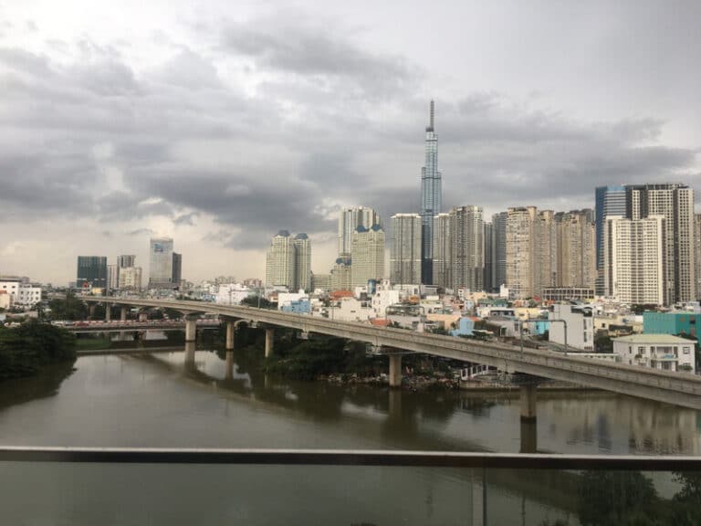 Căn hộ 3 phòng ngủ Vinhomes Golden River Cho Thuê – View Landmark 81, Gần Công Viên
