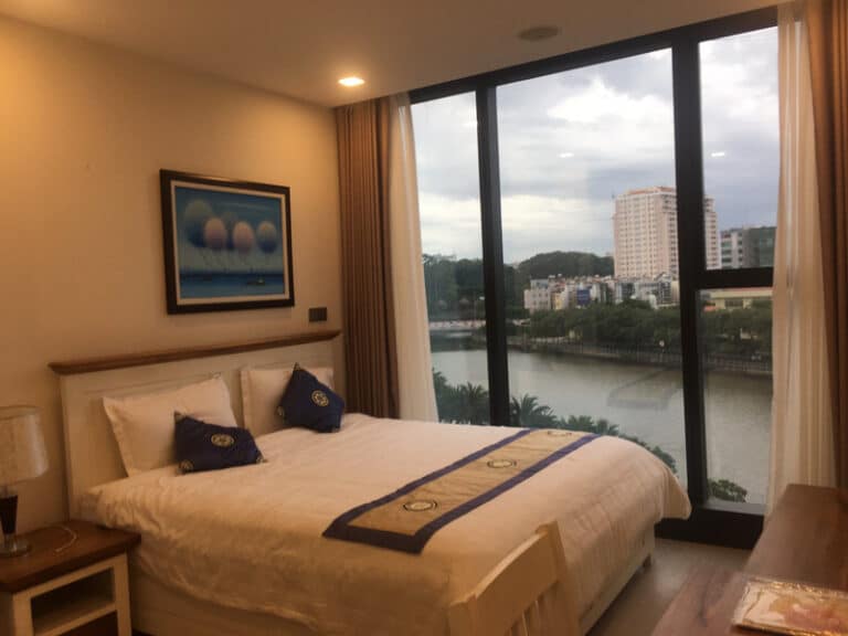 Căn hộ 3 phòng ngủ Vinhomes Golden River Cho Thuê – View Landmark 81, Gần Công Viên
