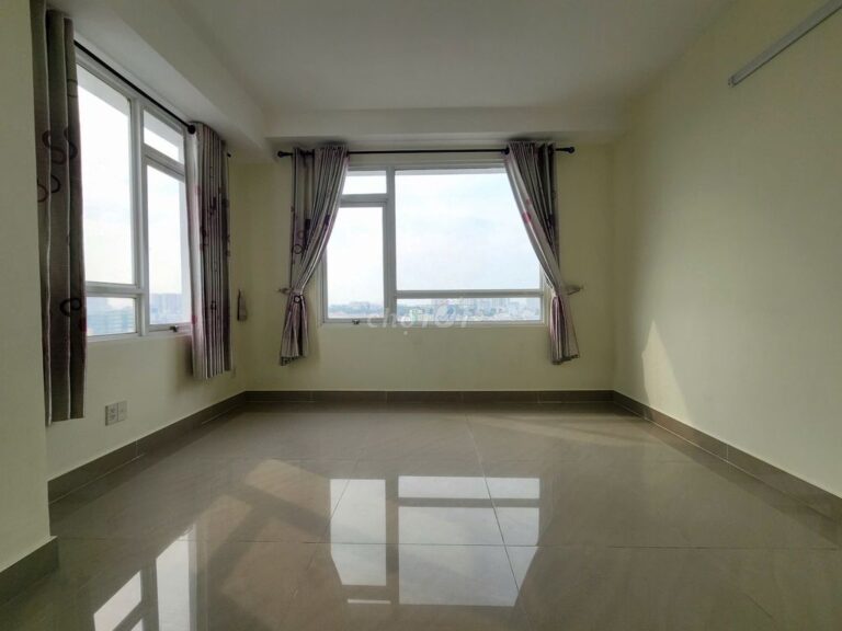 Cho thuê căn hộ Satra Eximland 3 phong ngủ  – nội thất cơ bản, tầng cao.
