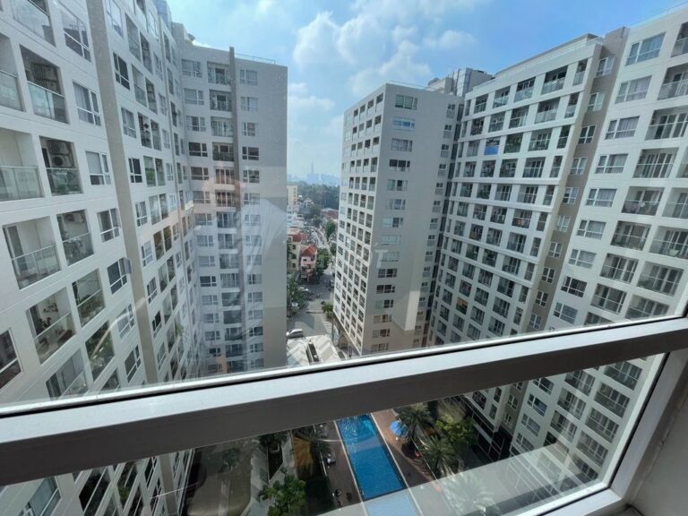 Cho thuê căn hộ 2PN Sky Center – Tầng cao, View Hồ Bơi!