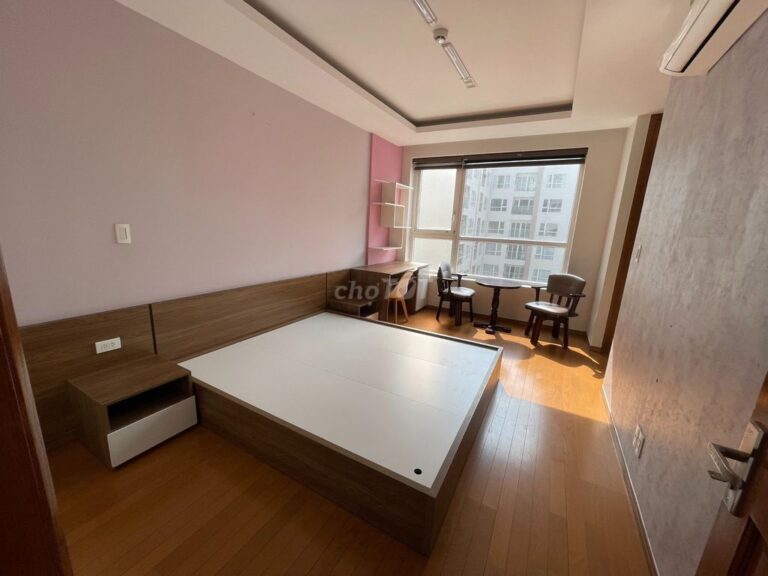 Cho thuê căn hộ 2PN Sky Center – Tầng cao, View Hồ Bơi!