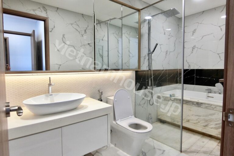 Cho thuê căn hộ 3 phòng ngủ Sunwah Pearl – tầng cao, view sông cầu ba son