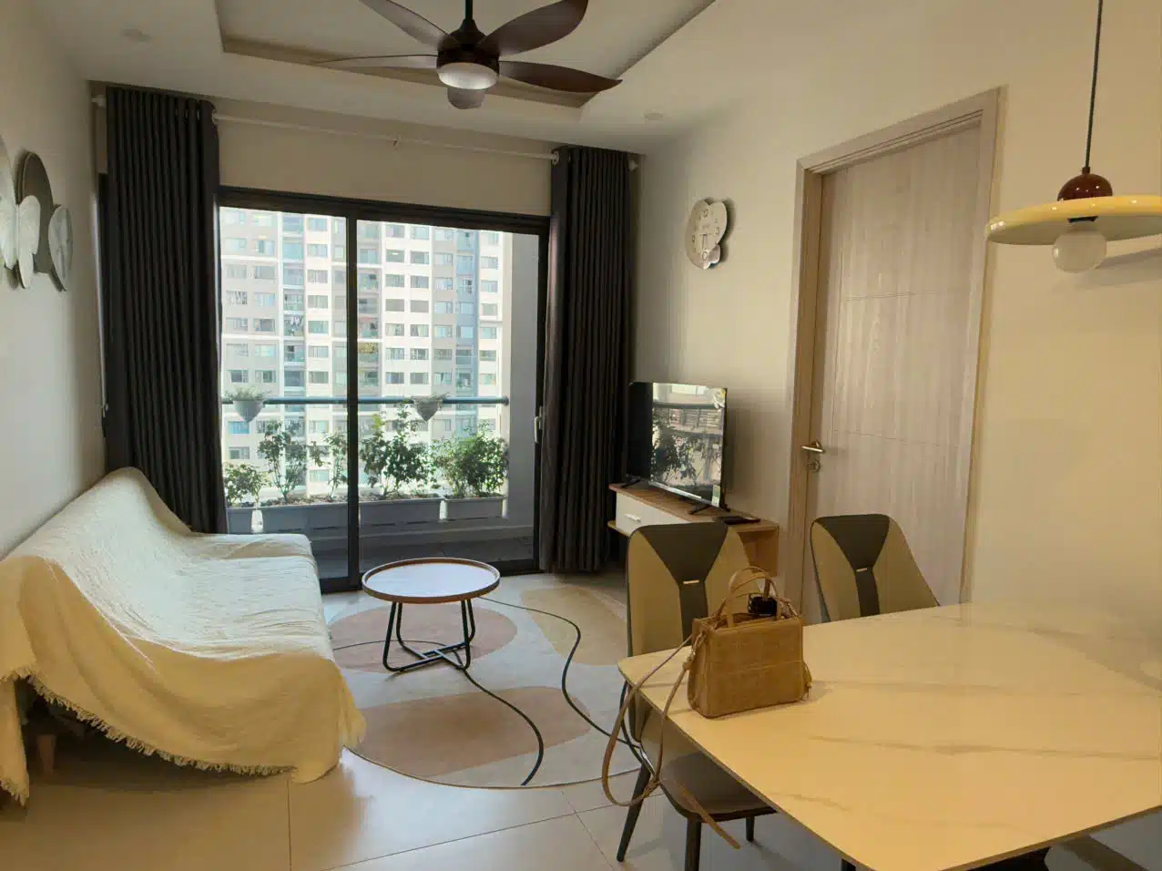 Thuê căn hộ 2 phòng ngủ New City – view nội khu, nội thất hiện đại đầy đủ