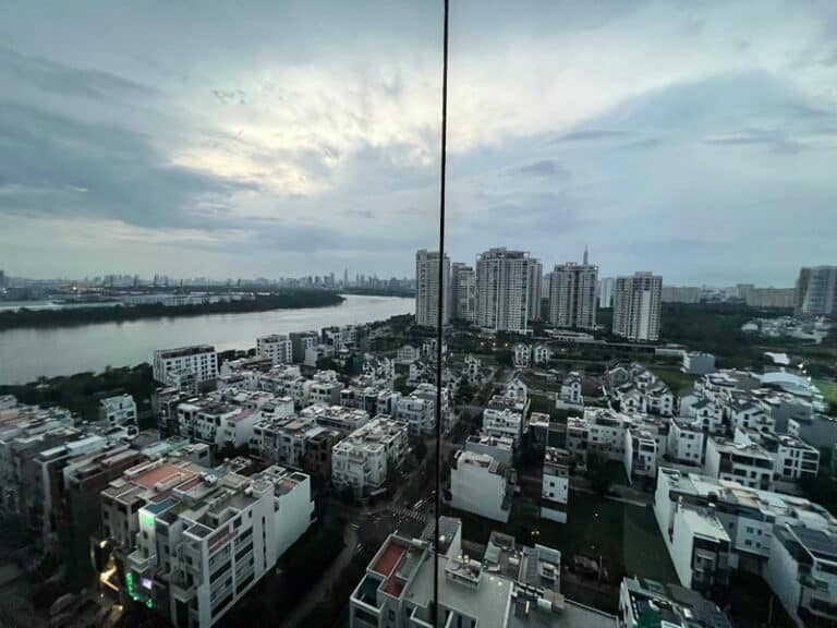 Cho thuê căn hộ 3 phòng ngủ One Verandah tầng cao, view sông