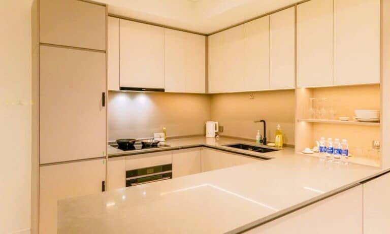 The Metropole khu Opera căn 2 phòng ngủ cho thuê view sông nội thất đẹp