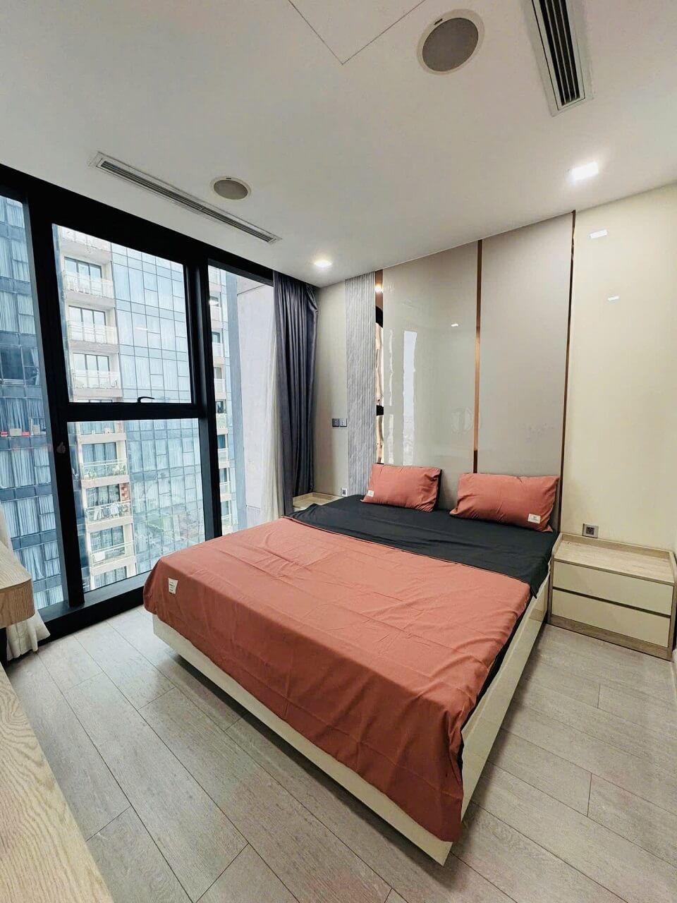 Căn hộ 2 phòng ngủ Lux 6 Vinhomes Golden River bán – Tầng trung, Full Nội Thất
