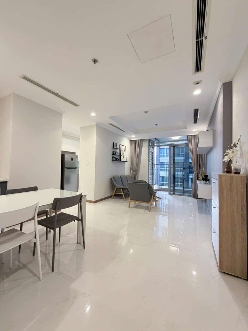 Cho thuê Landmark 3 Vinhomes Bình Thạnh tầng cao, full nội thất mới