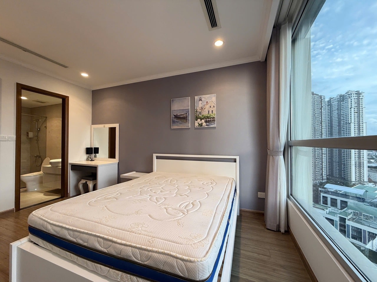 Cho thuê Landmark 3 Vinhomes Bình Thạnh tầng cao, full nội thất mới